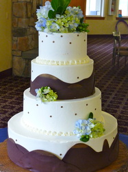 Chocolate mountains on buttercream wedding cake.
Okemo, VT